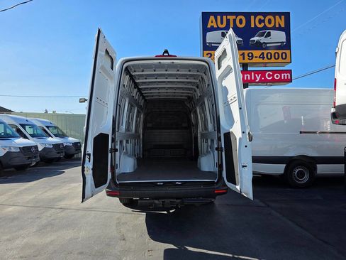 Used 2025 Mercedes-Benz Sprinter 2500 image 12