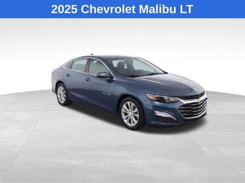 Used 2025 Chevrolet Malibu LT image 2