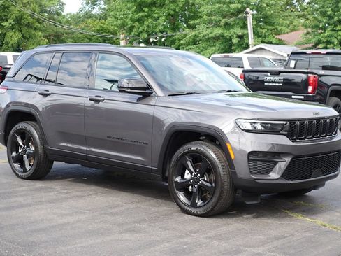 Used 2024 Jeep Grand Cherokee Altitude AWD/4WD image 4