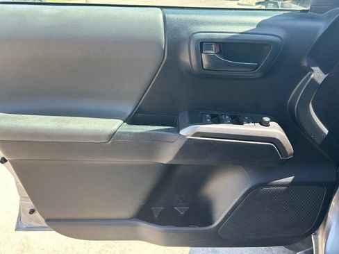 Used 2019 Toyota Tacoma SR5 AWD/4WD image 11