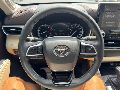 Used 2020 Toyota Highlander Platinum FWD image 11