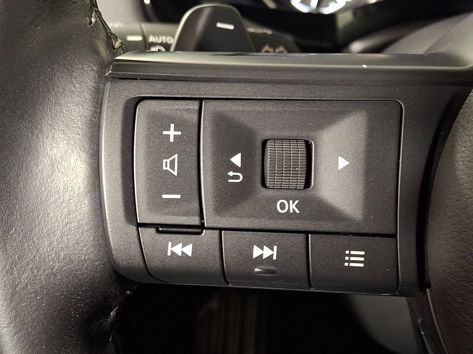 Used 2024 Nissan Pathfinder SV w/ Black Appearance Package AWD/4WD image 21