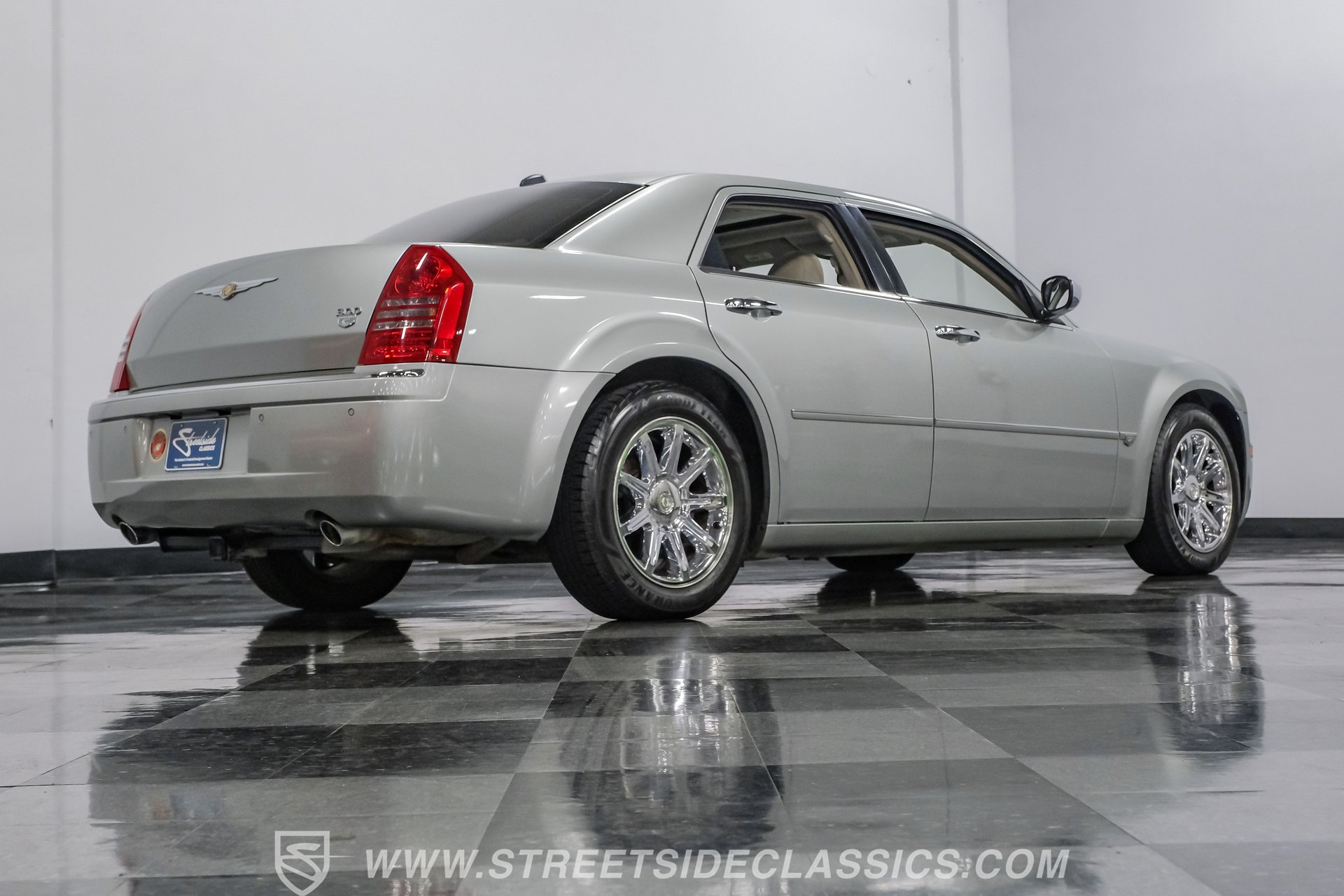 Used 2005 Chrysler 300 C w/ Navigation & Sound Group II RWD image 27