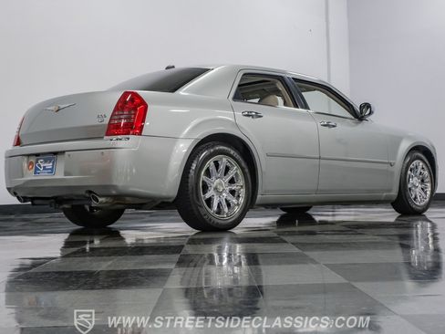 Used 2005 Chrysler 300 C w/ Navigation & Sound Group II RWD image 27