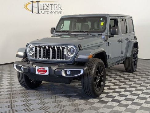 Used 2025 Jeep Wrangler Unlimited Sahara w/ Safety Group AWD/4WD image 4