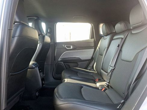 Used 2024 Jeep Compass Latitude image 10