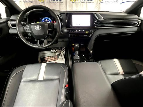 Used 2025 Toyota Camry SE image 21