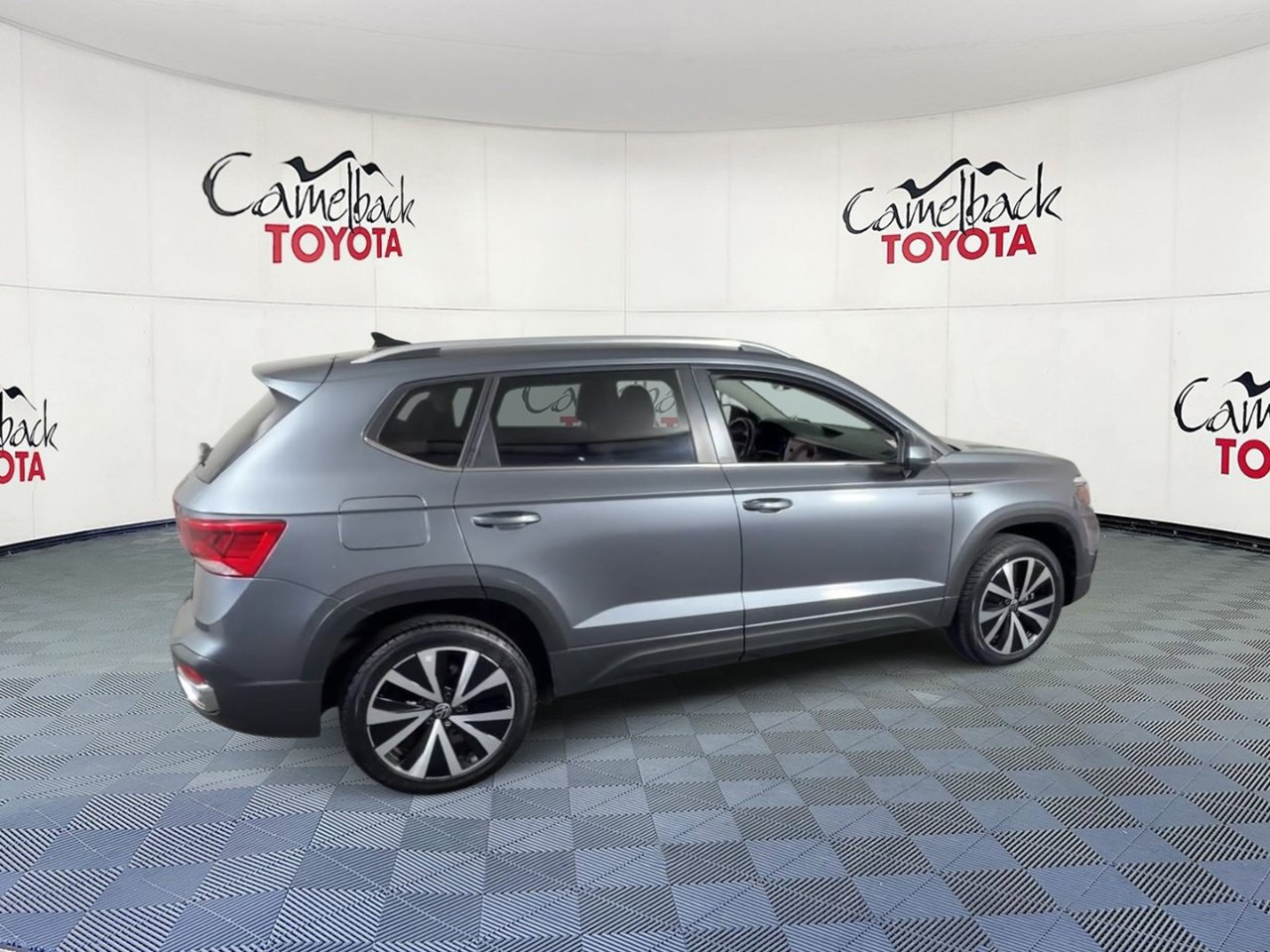 Used 2024 Volkswagen Taos SE FWD image 2