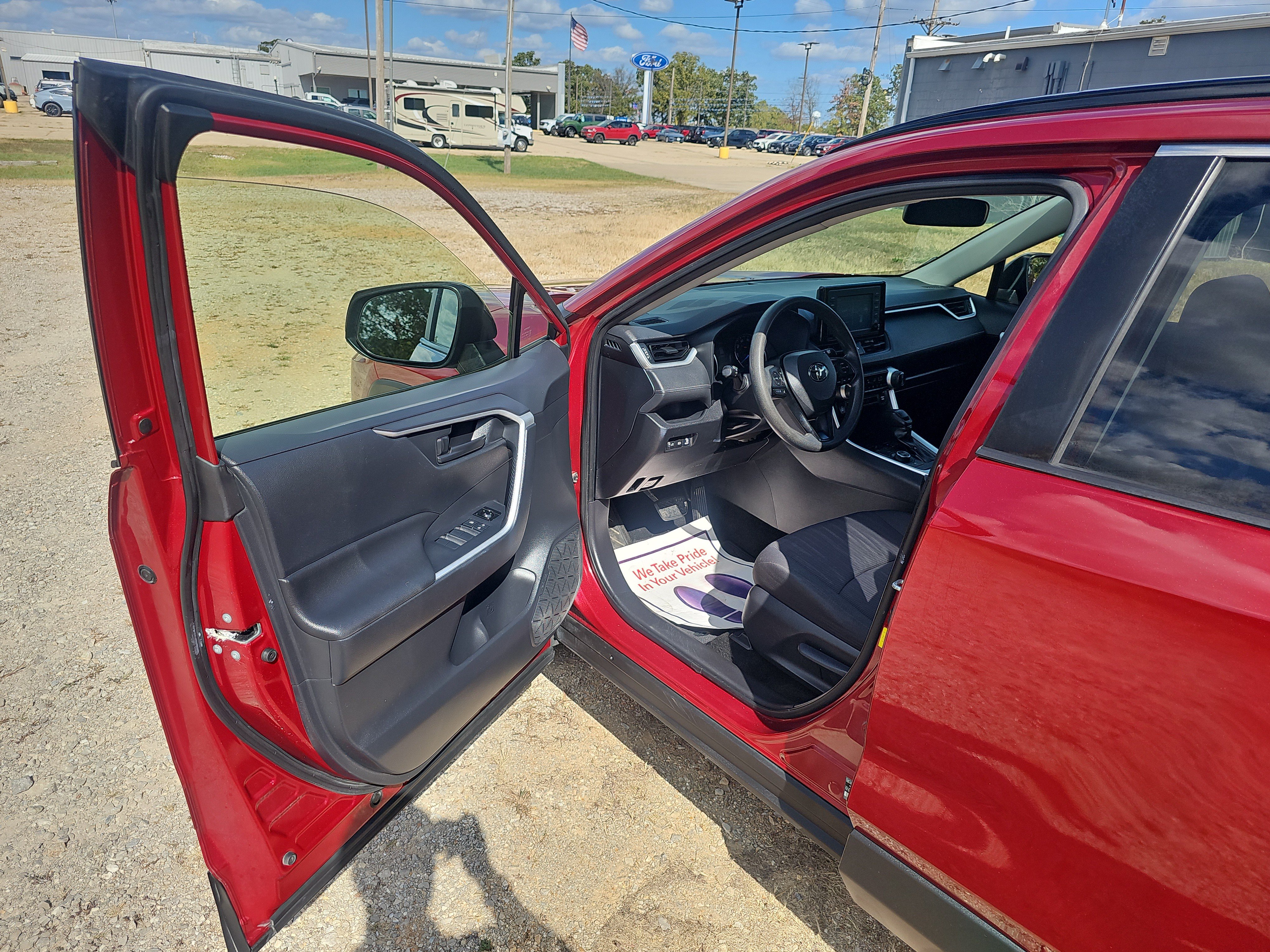 Used 2019 Toyota RAV4 LE w/ Carpet Mat Package AWD/4WD image 18