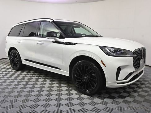 Certified 2025 Lincoln Aviator Reserve w/ Equipment Group 201A image 8