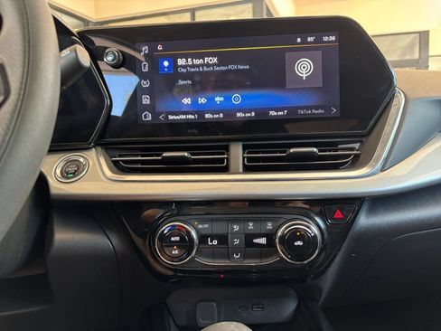 Used 2025 Chevrolet Trax LT FWD image 17