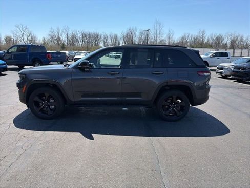 Used 2025 Jeep Grand Cherokee Limited w/ Black Appearance Package image 9