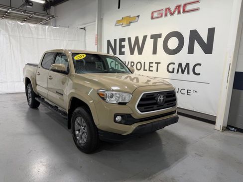 Used 2019 Toyota Tacoma SR5 AWD/4WD image 2