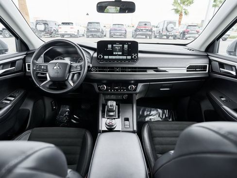 Used 2024 Mitsubishi Outlander SE image 33