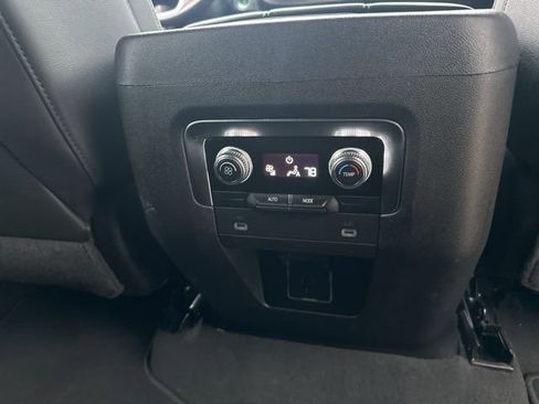 Used 2024 GMC Yukon SLT image 32