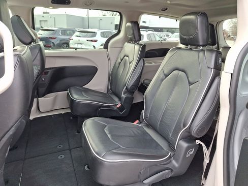 Used 2024 Chrysler Pacifica Limited image 11