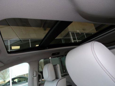 Used 2018 Chrysler Pacifica Limited w/ Tire & Wheel Group image 26