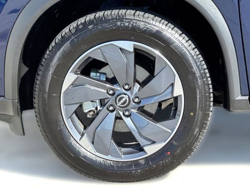 Used 2025 Nissan Rogue SV FWD image 12