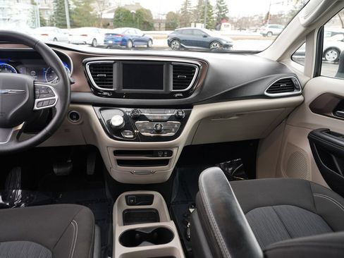 Used 2020 Chrysler Voyager LX FWD image 21