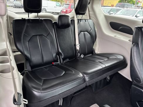 Used 2023 Chrysler Pacifica Touring-L FWD image 19