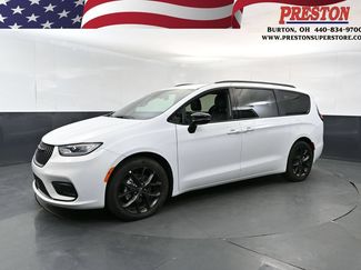 Used 2025 Chrysler Pacifica Limited FWD video 1