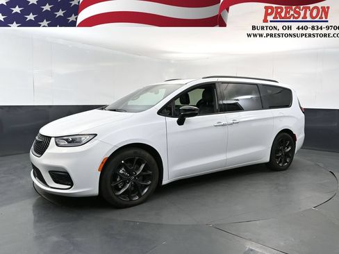 Used 2025 Chrysler Pacifica Limited FWD image 1