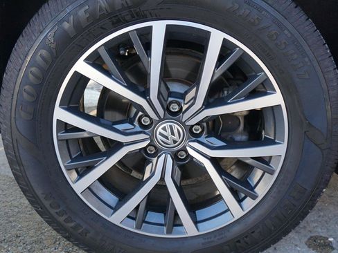 Used 2020 Volkswagen Tiguan S image 11