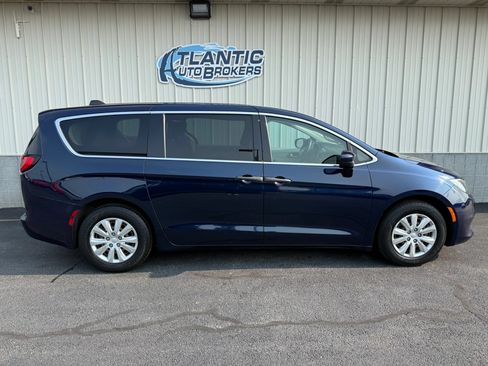 Used 2020 Chrysler Voyager L FWD image 3