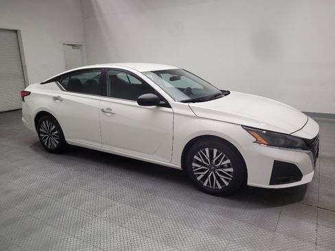Used 2025 Nissan Altima 2.5 SV FWD image 11