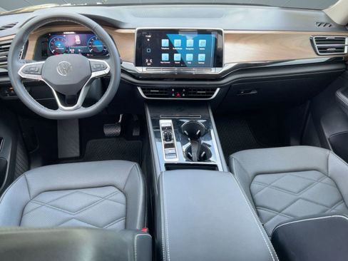 Used 2024 Volkswagen Atlas SE image 16