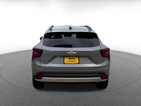Used 2025 Chevrolet Trax LT w/ LT Convenience Package FWD image 11