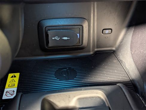 Used 2021 Toyota Venza LE image 22