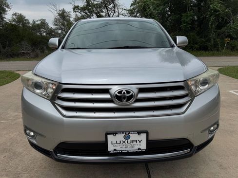 Used 2013 Toyota Highlander Plus FWD image 3