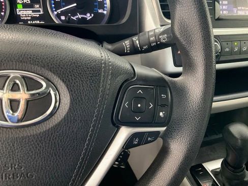 Used 2018 Toyota Highlander LE FWD image 11