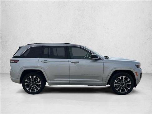 Used 2022 Jeep Grand Cherokee Overland AWD/4WD image 4