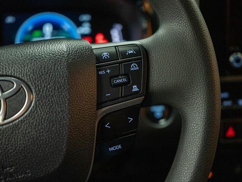 Used 2025 Toyota Camry SE image 25