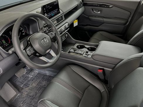 New 2025 Honda Pilot Touring image 4