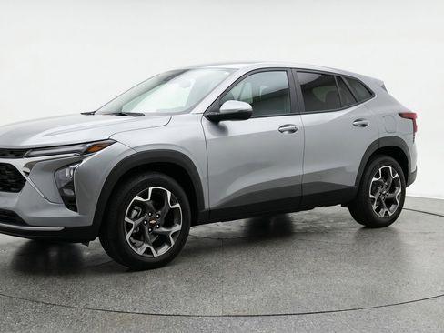 Used 2025 Chevrolet Trax LT FWD image 3