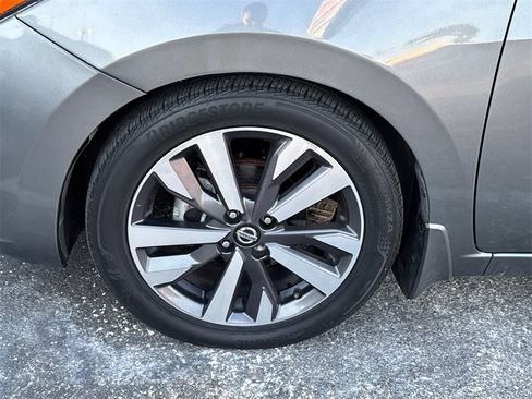 Used 2020 Nissan Versa SR image 4