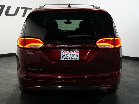 Used 2020 Chrysler Pacifica Touring-L FWD image 5