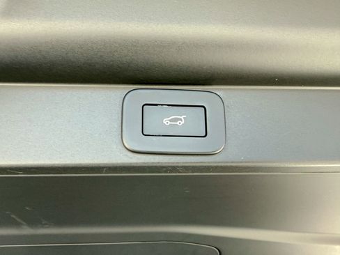 Used 2025 Land Rover Range Rover Long Wheelbase SE image 12