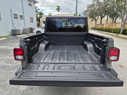 Used 2023 Jeep Gladiator Overland image 9