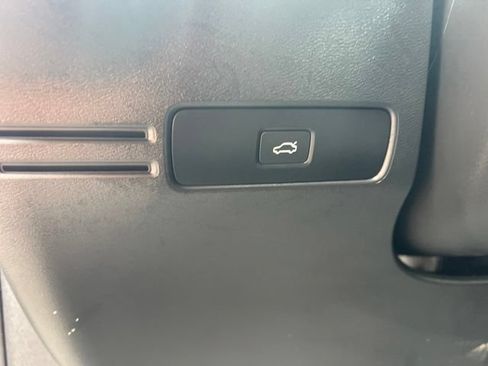 Used 2024 Volvo XC40 B5 Plus AWD/4WD image 6