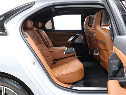 Used 2024 BMW 760i xDrive w/ Premium Package 2 AWD/4WD image 89