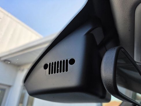 Used 2019 Jeep Renegade Latitude w/ Cold Weather Group image 22