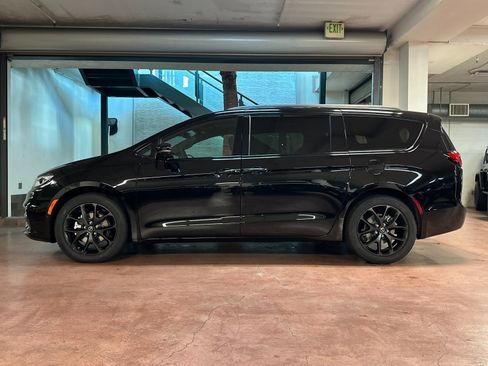 New 2026 Chrysler Pacifica Limited w/ S Appearance Package image 2