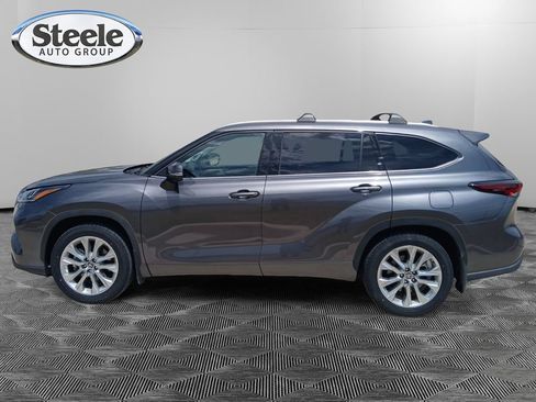 Used 2024 Toyota Highlander Limited FWD image 3