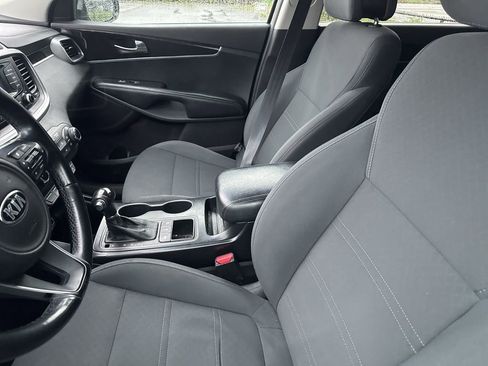 Used 2016 Kia Sorento LX w/ LX Convenience Package image 9