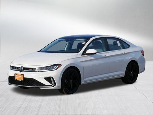 Certified 2025 Volkswagen Jetta SE image 3