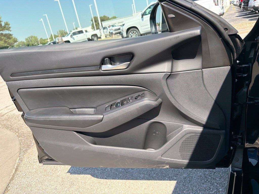 Used 2025 Nissan Altima 2.5 SV FWD image 30